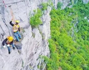 捅山工百米高空作業(yè),為保障山下列車通行安全